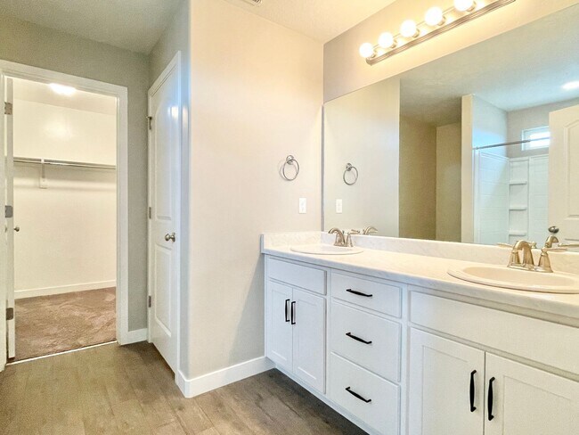 Building Photo - 3037 S Red Pine Dr