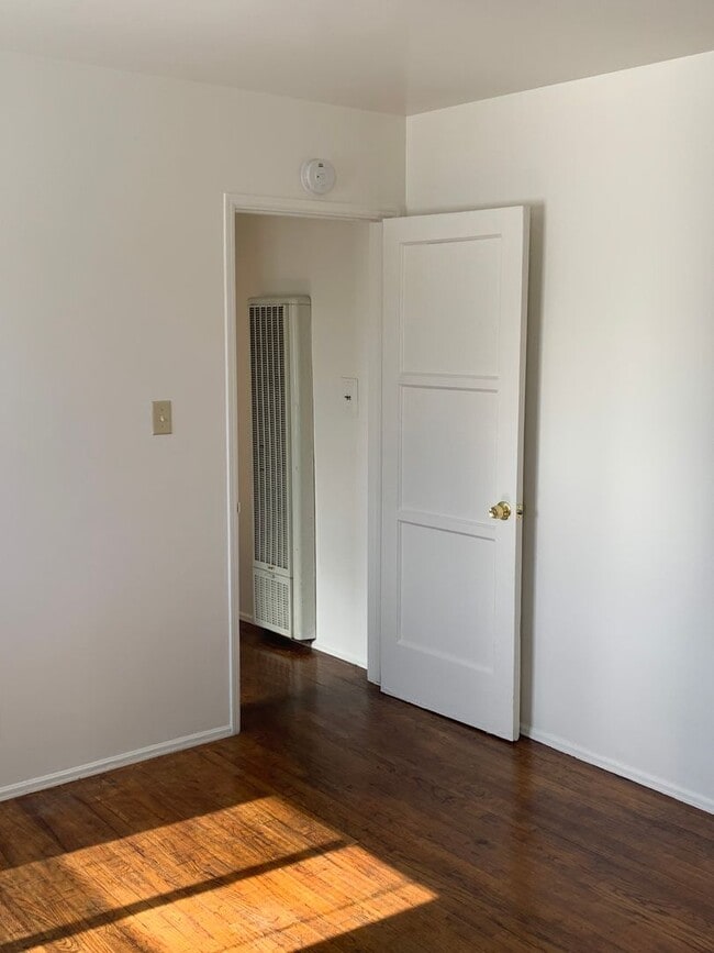 Building Photo - **MOVE-IN DEPOSIT SPECIAL** Lovely 2 Bedroom & 1 Bathroom