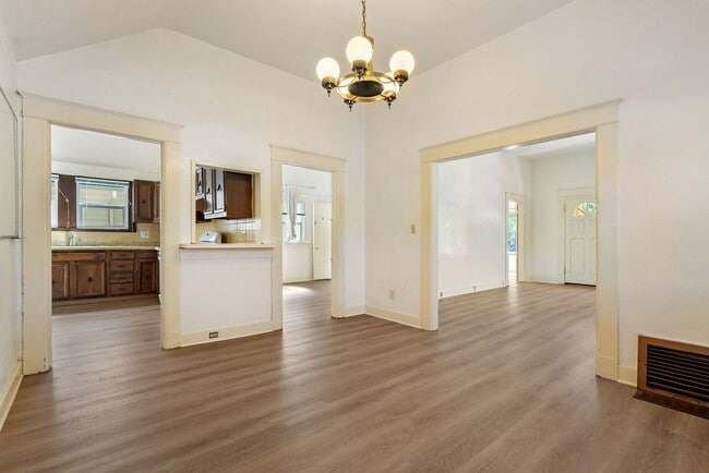 Building Photo - 5 Bedroom 2 Bathroom House - AVAILABLE JULY 2026 - MAY 2027