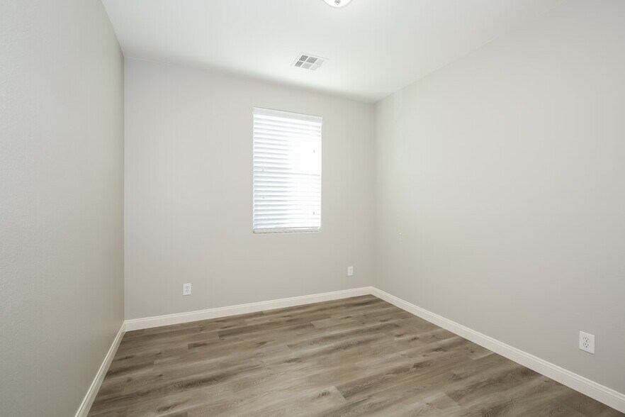 Building Photo - 5836 Sierra Cliff St