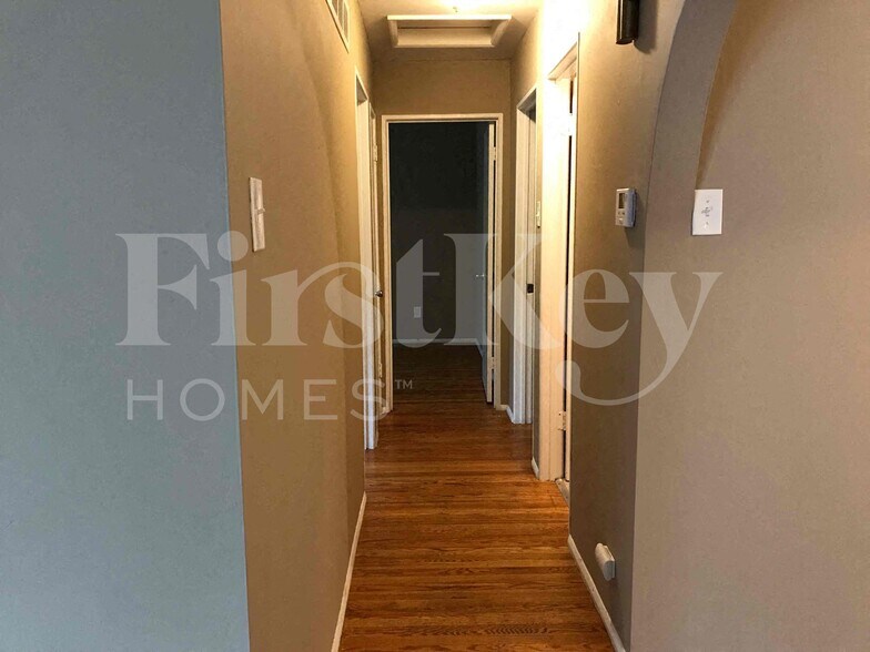 Building Photo - 910 Claver Ln