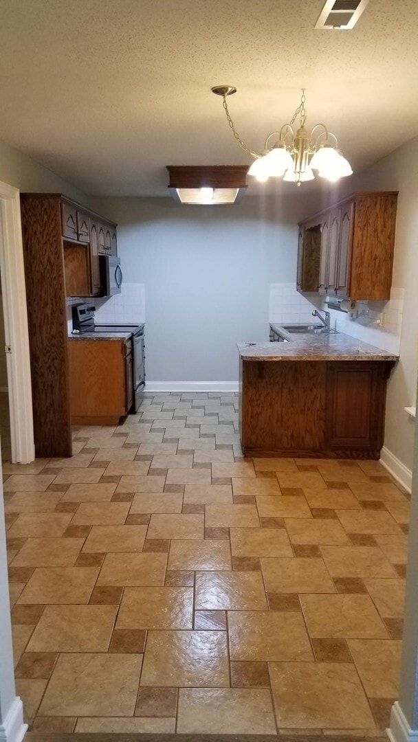 Building Photo - Super Cute Home In Excellent Location!