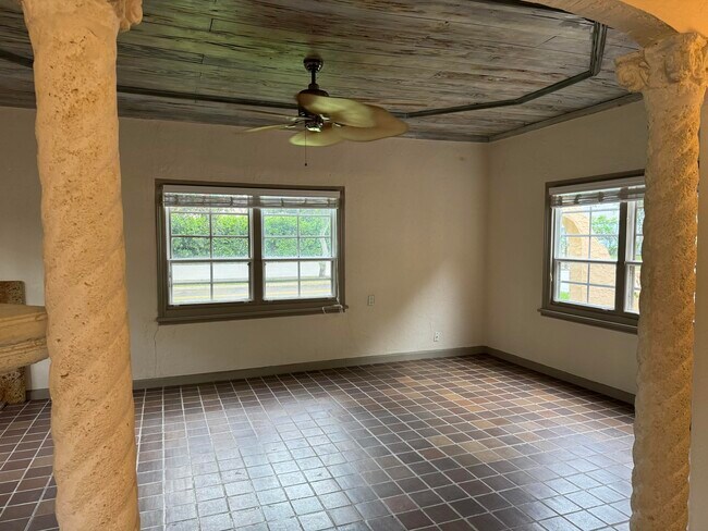 Building Photo - 735 Colonial Rd