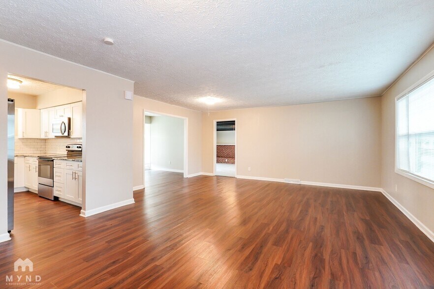 Building Photo - 10 Oakwood Dr