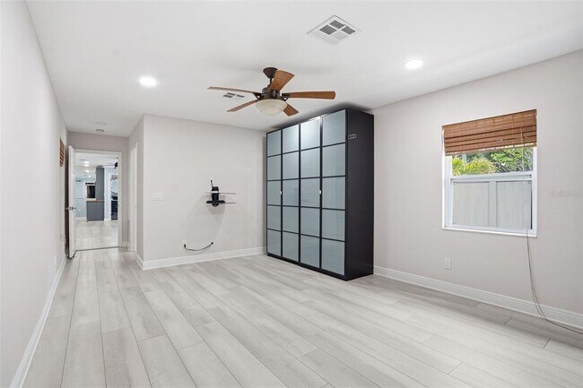 Building Photo - 2121 Park St N