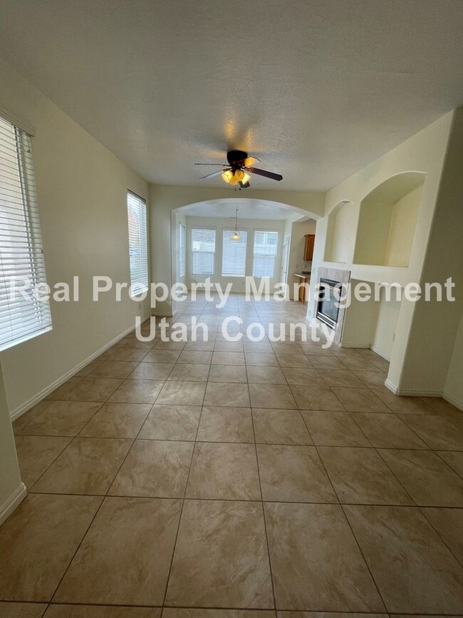 Building Photo - Stunning Townhome in Lehi