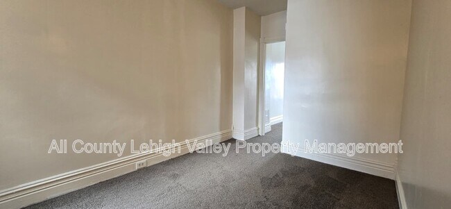 Building Photo - 818 N 4th St