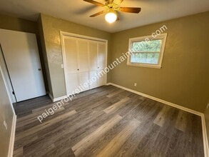 Building Photo - 2/1 in town out of town.