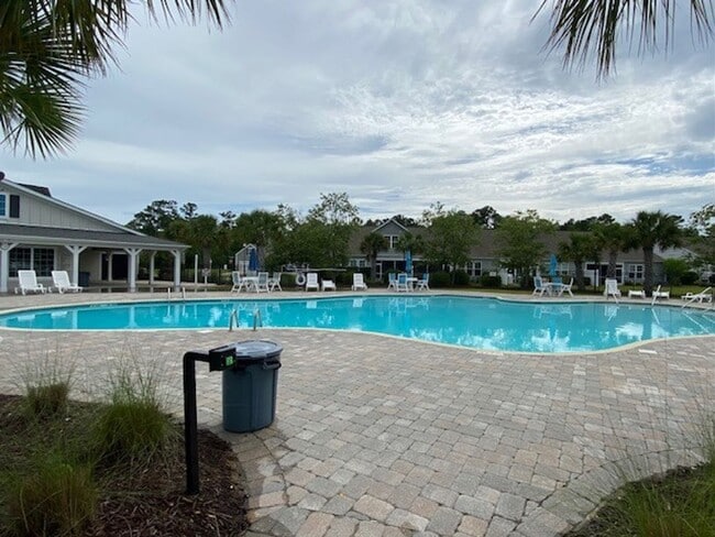 Building Photo - Welcome to this fully furnished 3-bedroom, 3-bathroom townhouse located in the vibrant Hawkeswate...