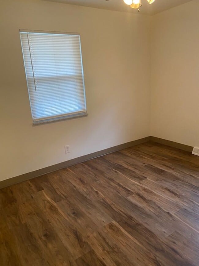 Building Photo - Central Air 2 Bedroom