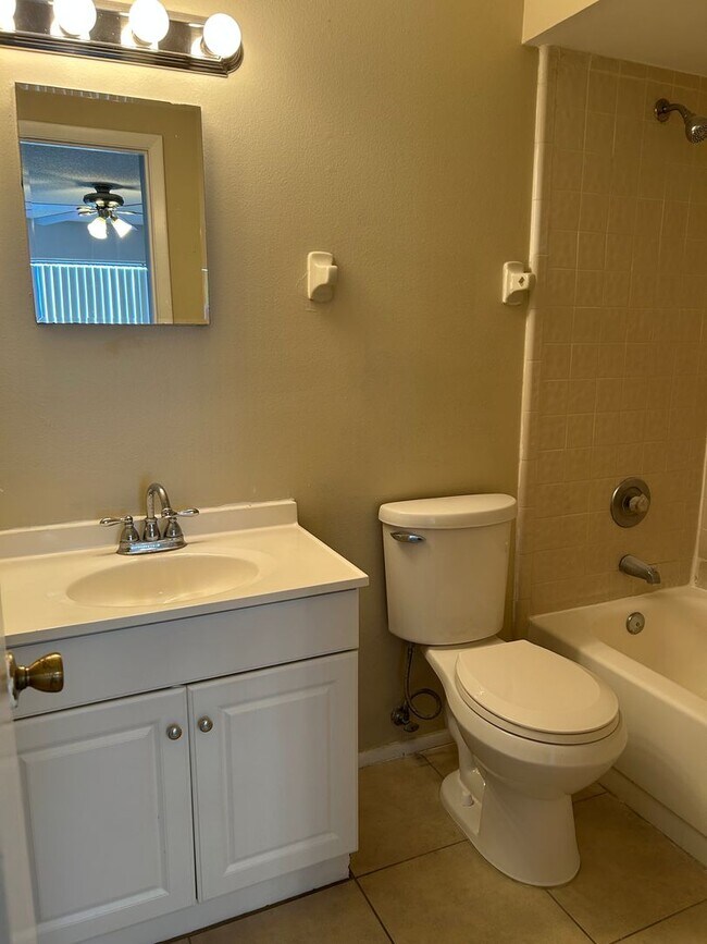 Building Photo - Open Concept 2bed 2bath updated condo centrally located in South Daytona for $1350 per Month!