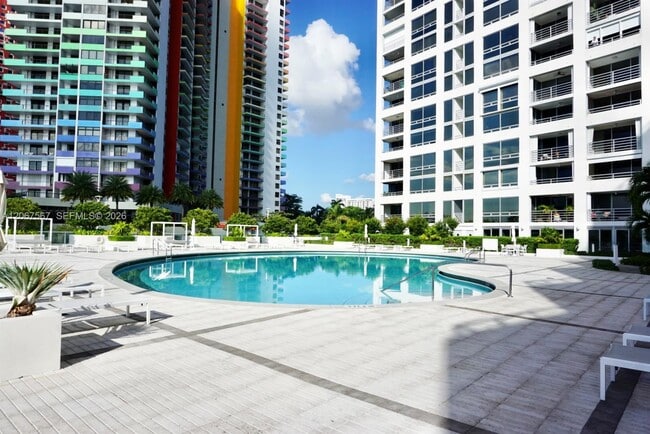 Building Photo - 1541 Brickell Ave