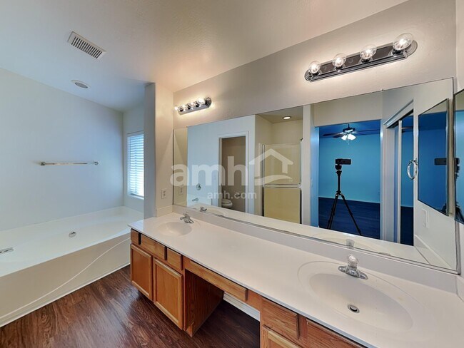 Building Photo - 5361 W Huntington Dr