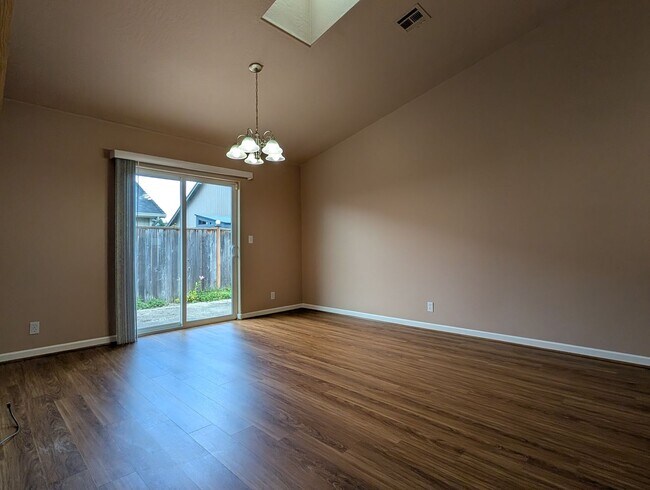 Building Photo - Great 3 bed/2bath home with bonus space and fenced in yard!