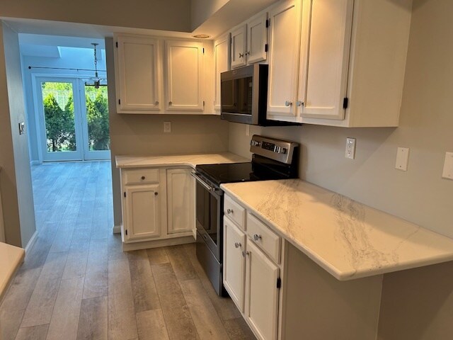 New range and microwave - 42 Pepper Ln