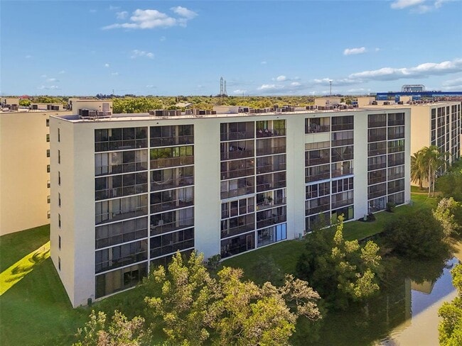 Building Photo - 900 Cove Cay Dr