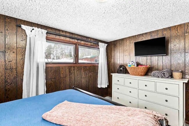 Queen Bed - 7590 Barrs Lake Rd