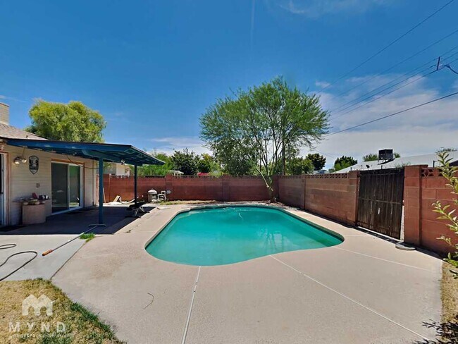 Building Photo - 537 E Laguna Dr