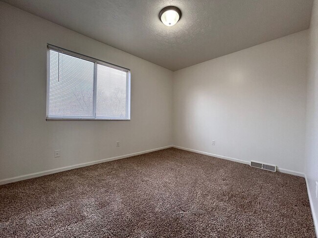 Building Photo - Two Bedroom Townhome In Southeast Grand Rapids