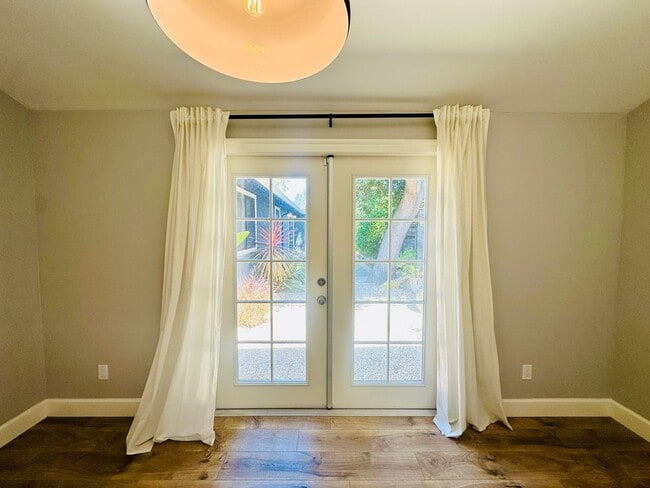 Building Photo - Beautiful Remodeled 2bd Home w/Laundry, Pr...