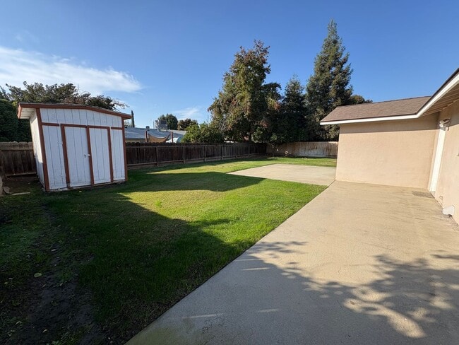 Building Photo - Spacious Home Available Now!