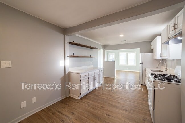 Building Photo - 2731 Menchaca St