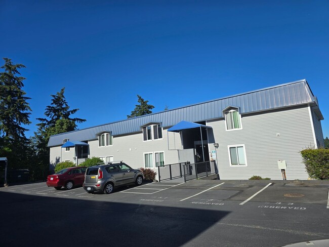 Primary Photo - Lower Unit in Prime Bremerton Location wit...