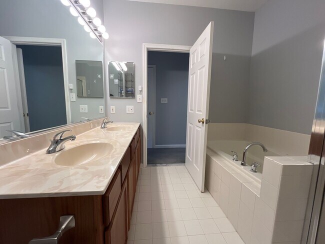 Building Photo - Spacious 3-bedroom, 2.5-bath home in South...