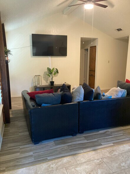 Building Photo - 101 Bridle Dr