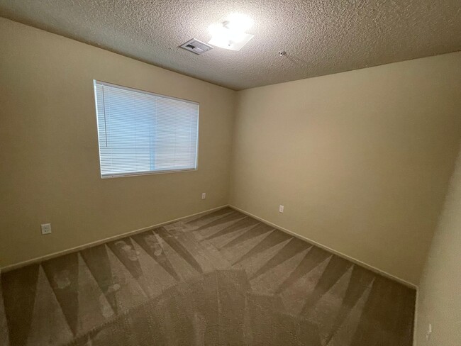 Building Photo - 3 Bedroom Townhome in Desert Sky!