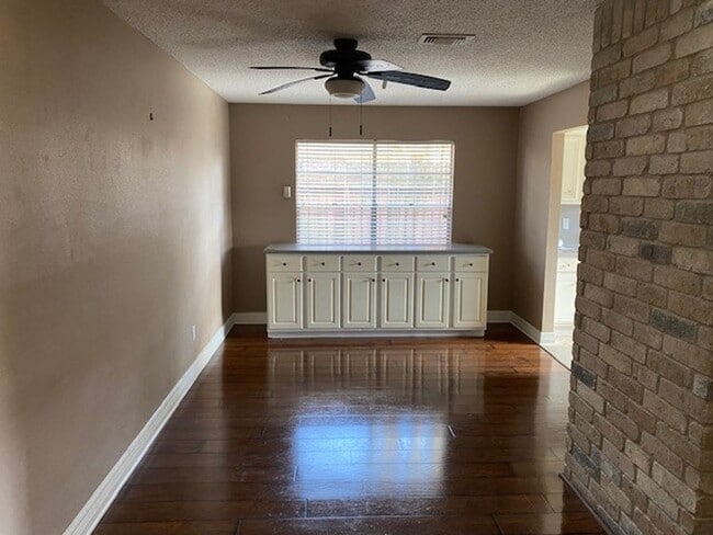 Building Photo - Lovely well cared for home on an extensive landscaped corner lot! Spacious family room with high ...