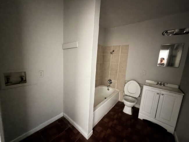 Building Photo - Fouplex 2 bedroom unit ready to move in in Castle Hill!