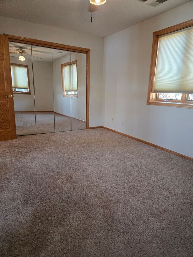 Building Photo - Home on the Lake