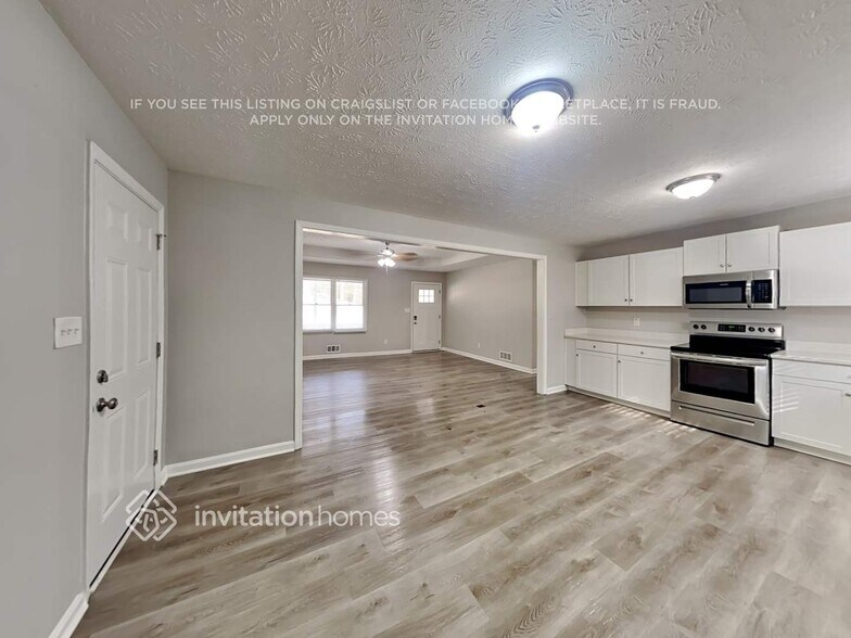 Building Photo - 300 E Country Woods Dr