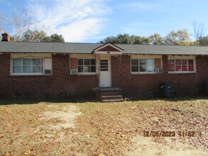 Building Photo - 2 Bedroom Quadplex