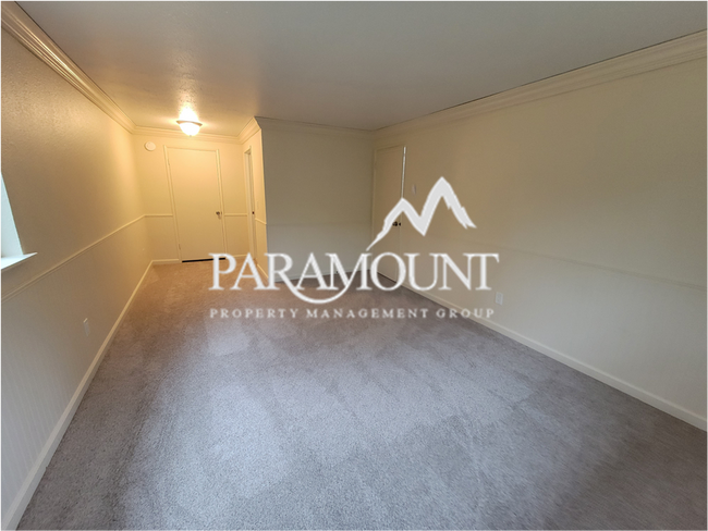 Building Photo - Updated 3 Bedroom Duplex!