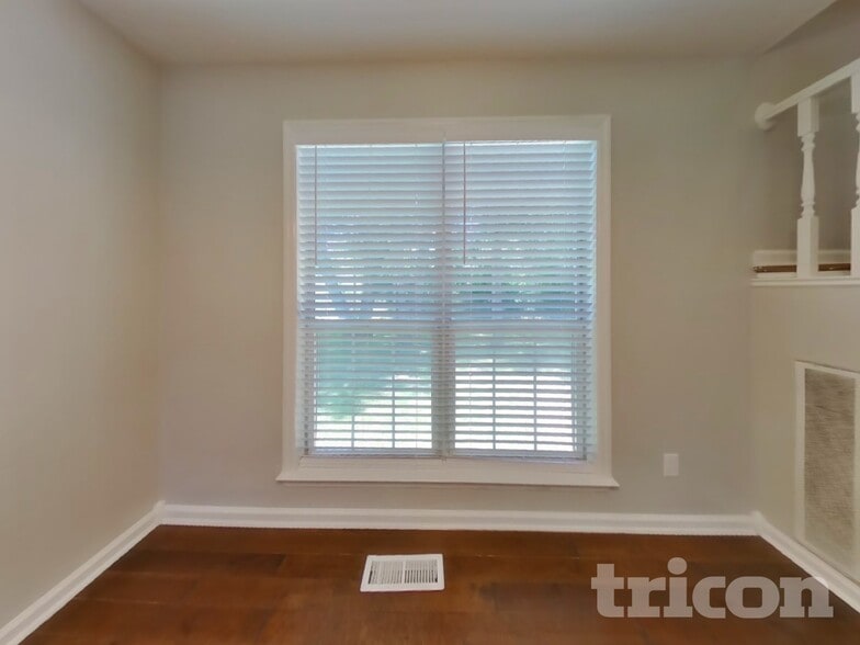 Building Photo - 2863 Iroquois Dr