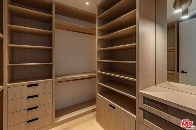 Building Photo - 9455 Eden Dr