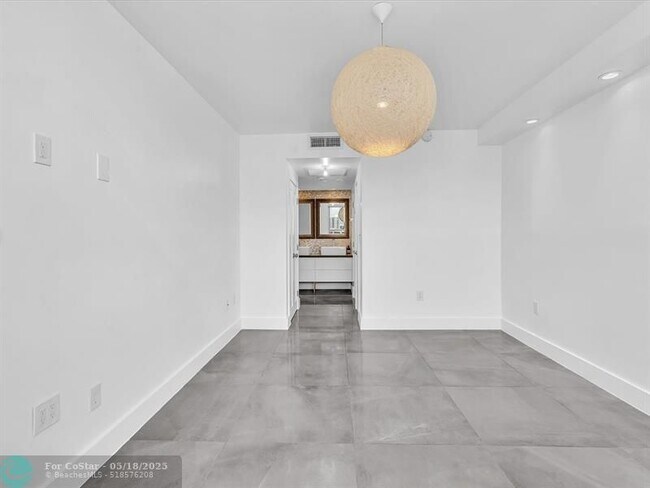 Building Photo - 300 Bayview Dr