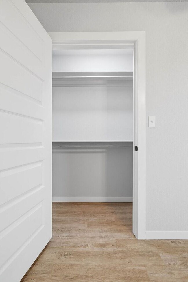 Building Photo - Fully Updated 2 Bedroom Duplex in Convenient Broken Arrow Location