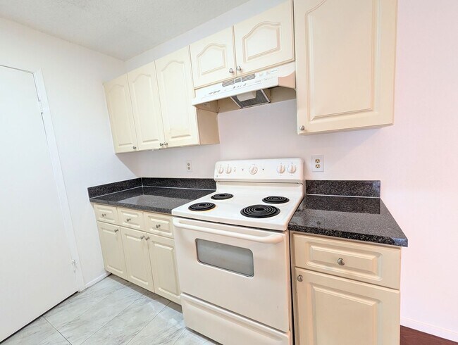 Building Photo - Bright & Well-Located 1BR/1BA Condo – Kendall Area