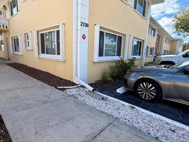 Building Photo - 2230 NE 56th Pl