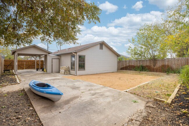 Building Photo - Beautiful home located in the heart of downtown!