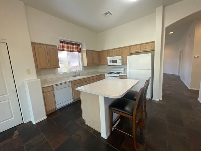 Building Photo - Great northeast location on cul-de-sac, 3 car garage