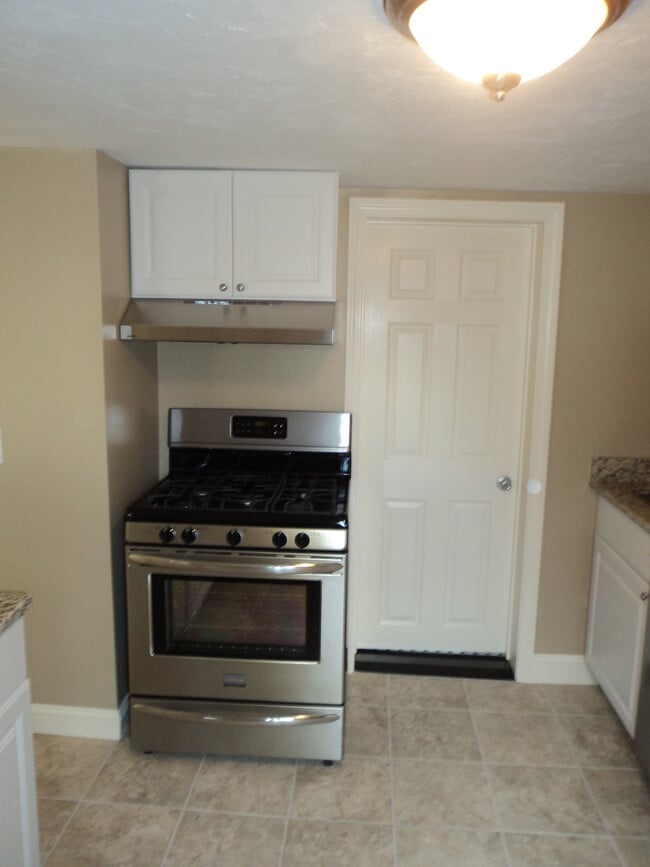 Building Photo - 25 Common St