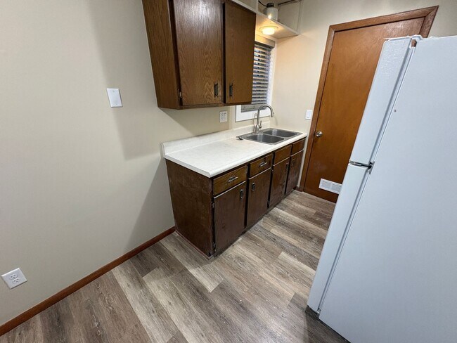 Building Photo - Available May 6th! Remodeled 1 bedroom unit