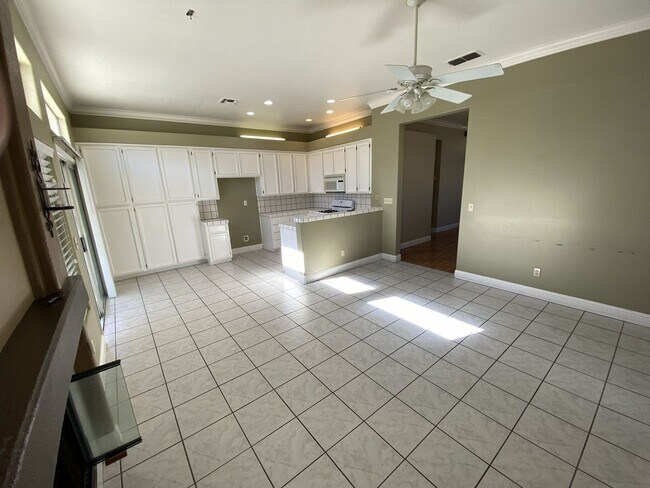 Building Photo - Charming Single-Story Home in Tracy — Acro...