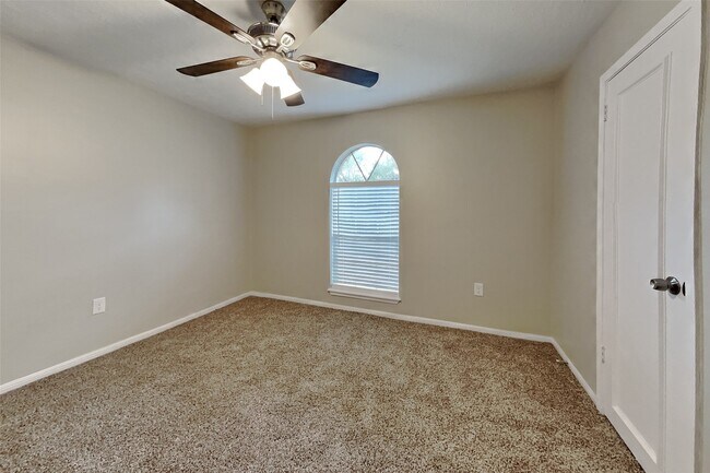 Building Photo - 5307 Summerfield Ln