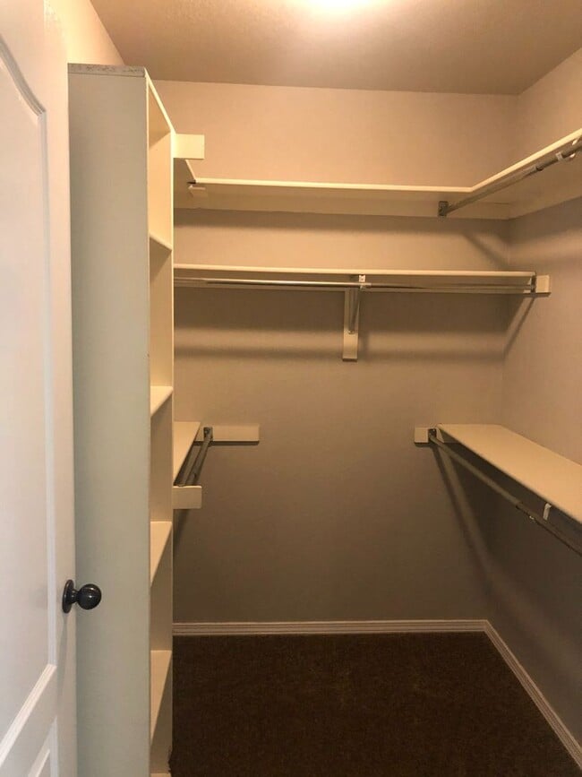 Building Photo - NICE 3 BEDROOM , TWO BATH HOUSE