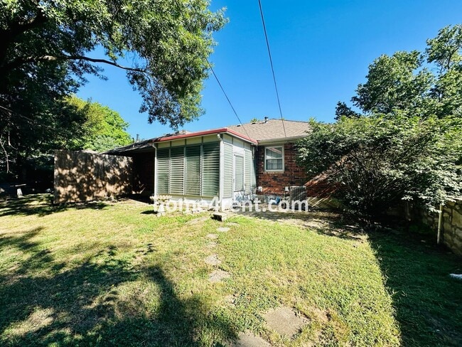 Building Photo - Charming Duplex Style Home with New Paint, Updated Floors, Finished Basement and a Quiet Back Patio!